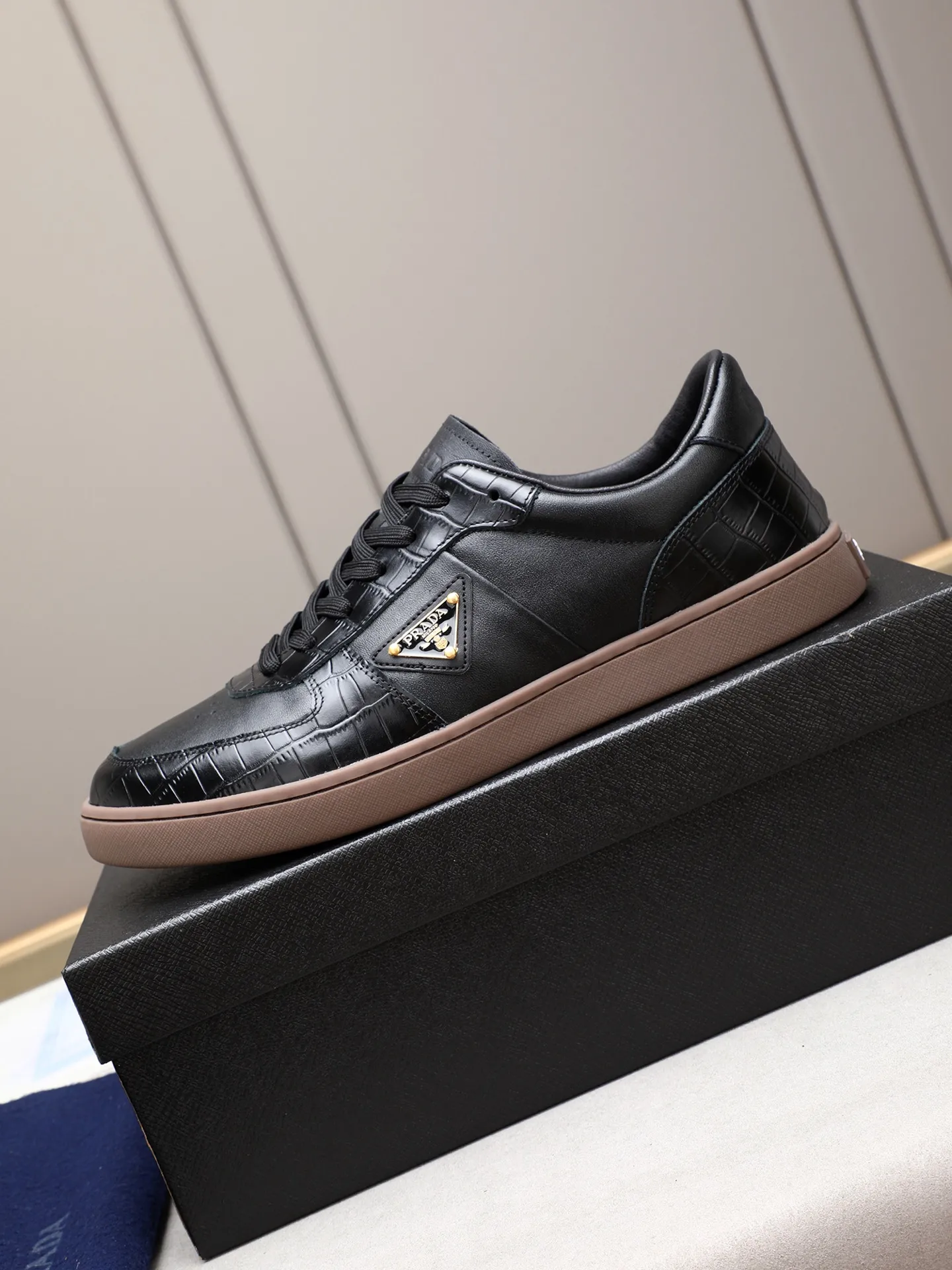 Men's shoes💰420💰 Brand: PRADA (Prada) Standard code: Men's code 38–44 (45 can be customized) Material: Original cowhide, breathable sheep lining Special outsole Style category: Men's fashionable casual sneakers Low-key luxury! Color: actual picture color